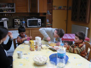 Robin et deux autres enfants préparent un gâteau