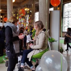 Julie et Morane discutent sur un stand