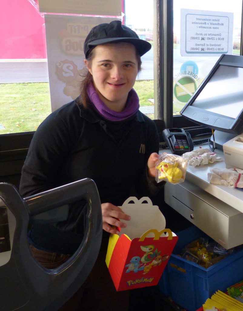 clémentine place des jouets dans des boites pour enfants