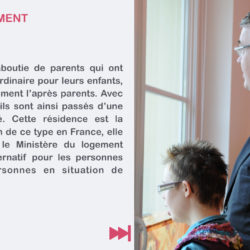 Éléonore et Jean Paul regardent par la fenêtre