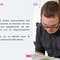 Thibaut lit le journal