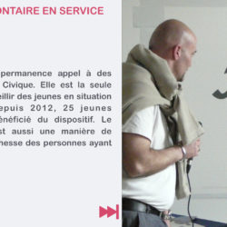 Léa, jeune en service civique interviewée par un journaliste