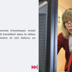 Stéphanie devant son poste de travail avec une collègue