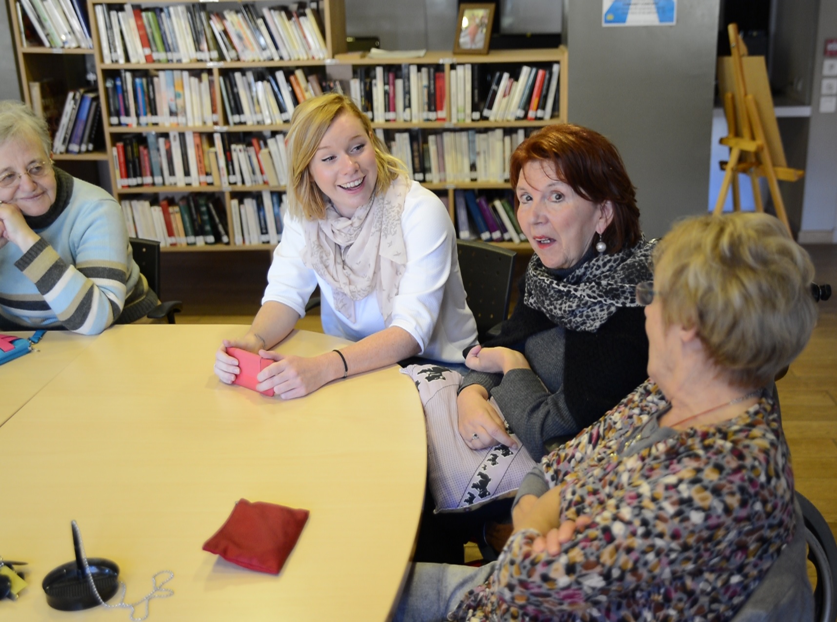 discussion entre une jeune femme en service civique et des personnes âgées