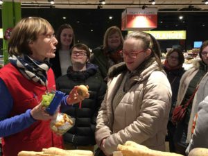 Découverte des fruits et légumes (fruits de saison, fruits exotiques, fruits et légumes des Hauts de France) à Auchan Arras.